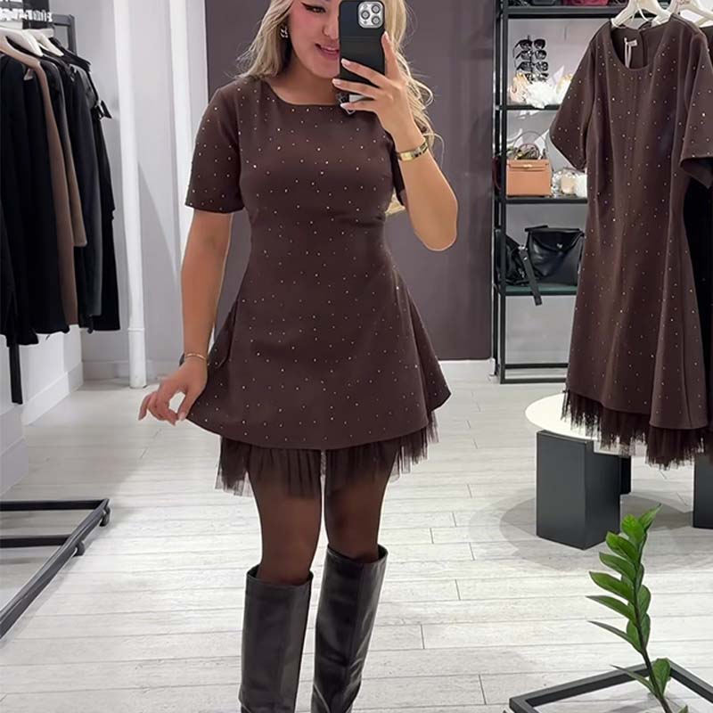 Rovienna | Robe courte avec dentelle et éclat sophistiqué