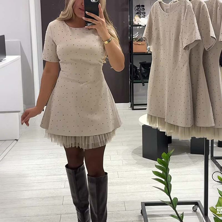 Rovienna | Robe courte avec dentelle et éclat sophistiqué