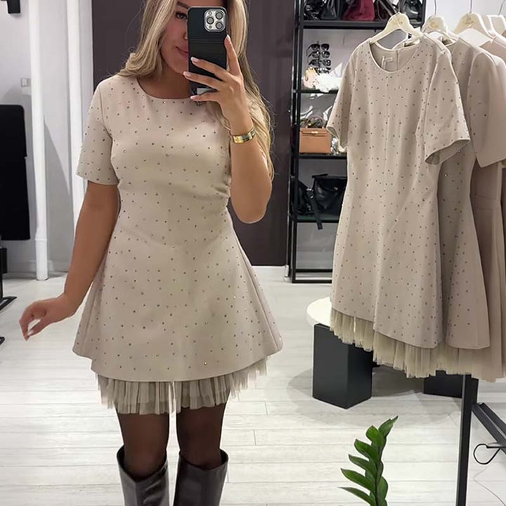 Rovienna | Robe courte avec dentelle et éclat sophistiqué