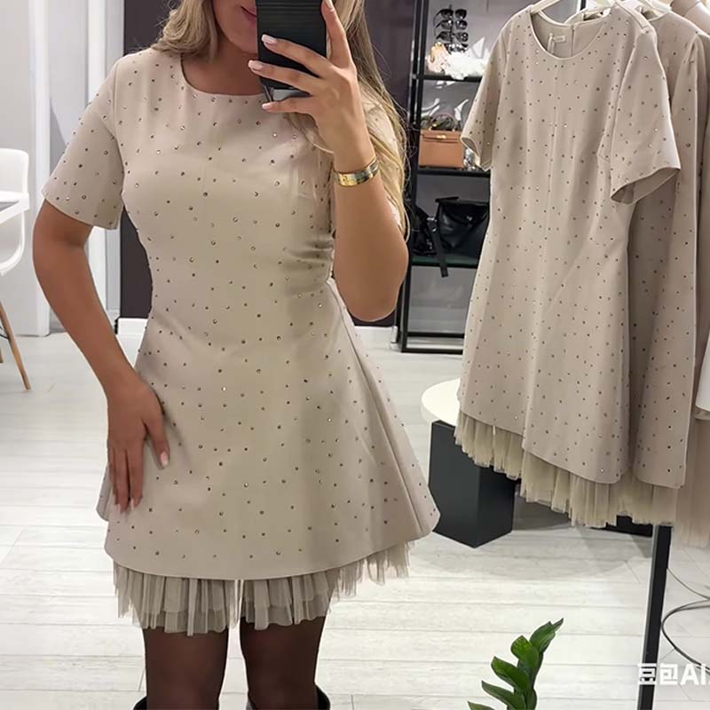 Rovienna | Robe courte avec dentelle et éclat sophistiqué